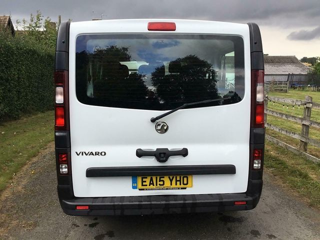 VAUXHALL VIVARO CDTI S/S Minibus (2015) - Picture 5